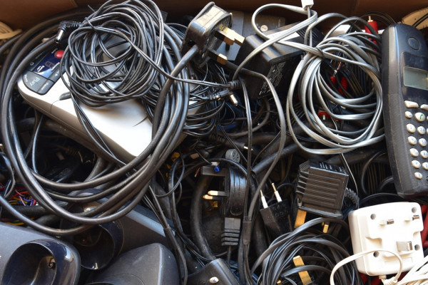 Obrázek novinky Komentář: Skryté riziko, které může skončit požárem. V černých popelnicích leží tuny drobného elektroodpadu