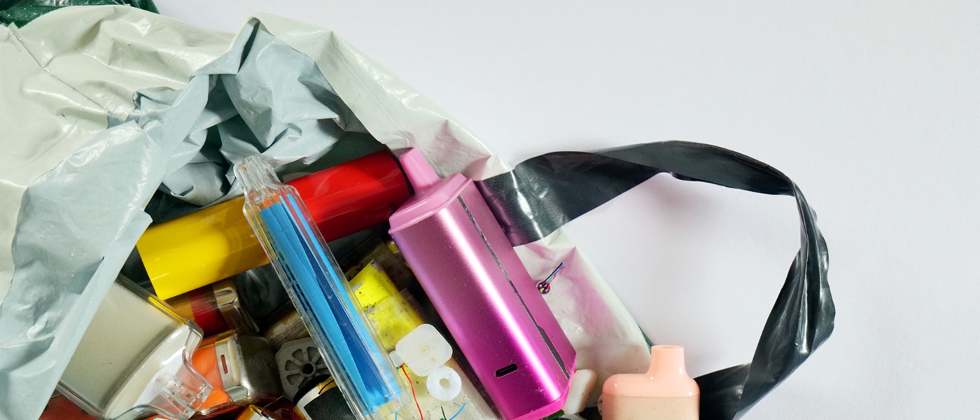 Obrázek novinky Češi odevzdávají k recyklaci stále více e-cigaret, miliony jich ale končí v popelnicích. Hrozí požáry i ztráta cenných surovin